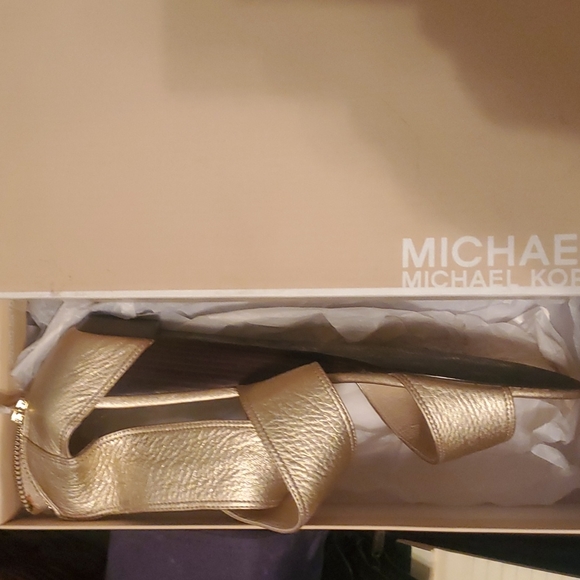 Shoe - Picture 2 of 3